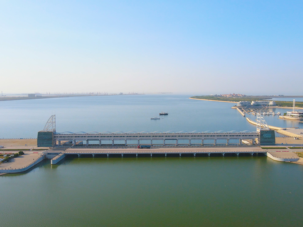 濰坊白浪河防潮閘：建于入海口粉沙質(zhì)海岸潮下帶，與船閘共用邊墩，